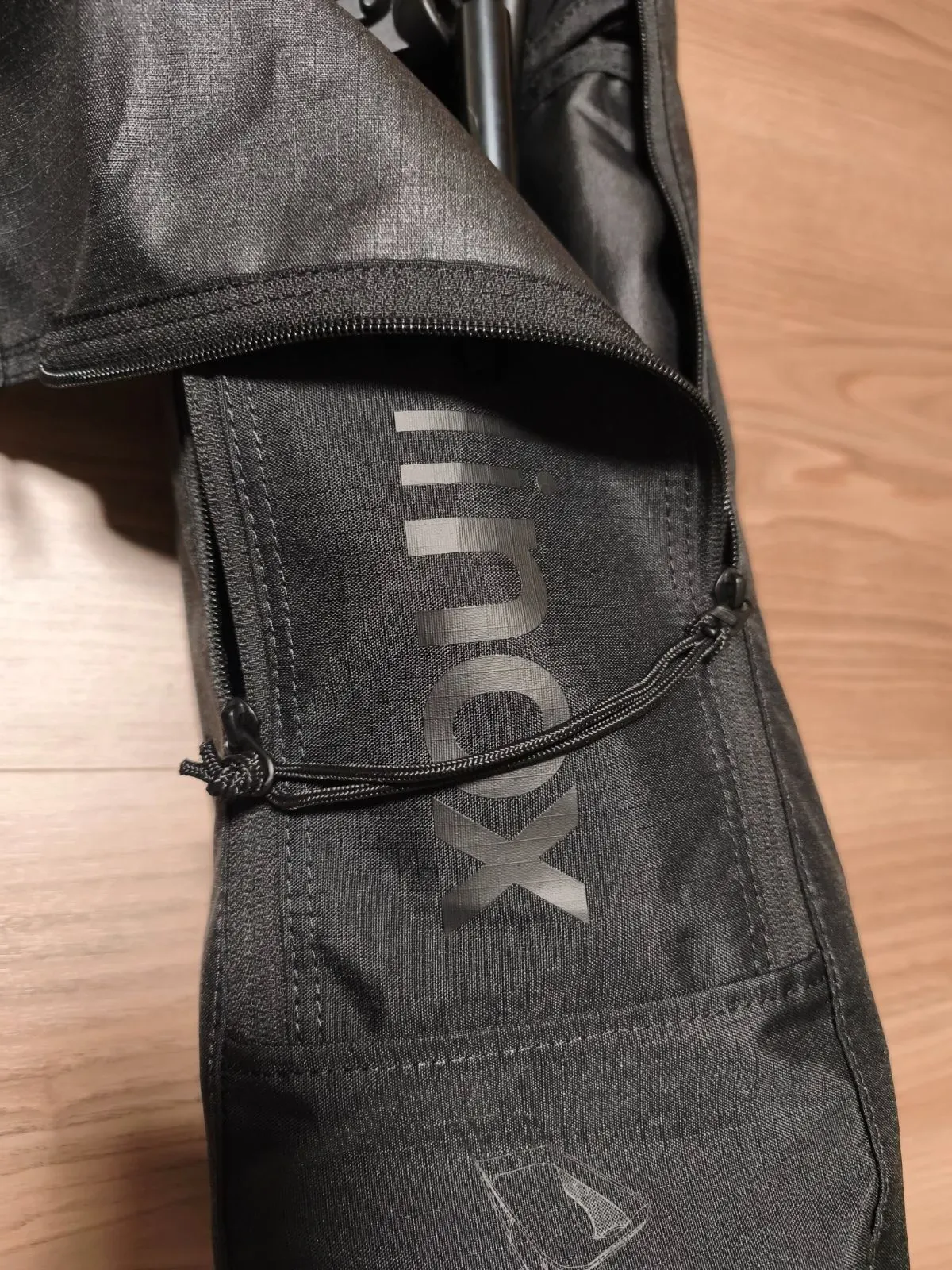 ジッパーのワンアクション開閉