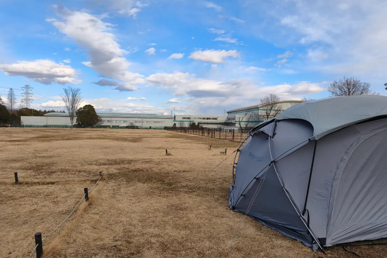 【キャンプ場レビュー】ランタンキャンプフィールド守谷｜都心1時間・徒歩1分で温泉、そして暴風に完敗した話